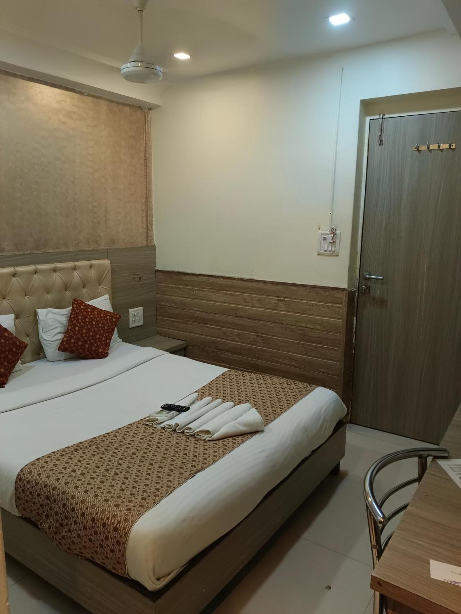 Hotel Time Gold Near Domestics Airport Mumbai Exteriör bild