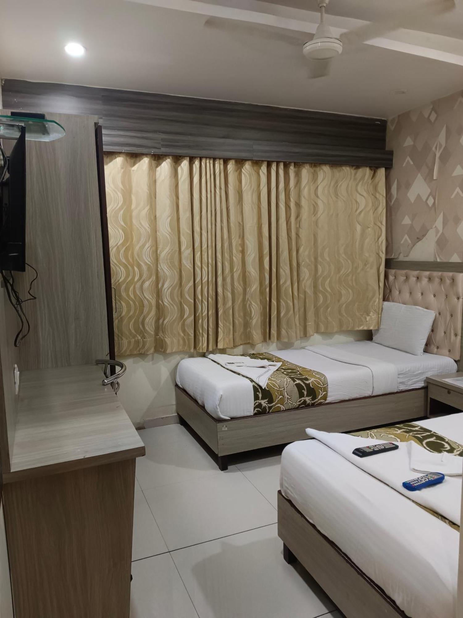 Hotel Time Gold Near Domestics Airport Mumbai Exteriör bild